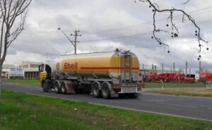 چاغی میں آئل ٹینکر اور مسافر گاڑی کے درمیان تصادم، 10 افراد جاں بحق