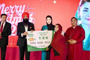 کوئی اکثریت، اقلیت نہیں، ہم سب پاکستانی ہیں۔ وزیراعلیٰ مریم نواز کیتھڈرل چرچ پہنچ گئیں، ’’مینارٹی کارڈ‘‘ تقسیم کیے۔