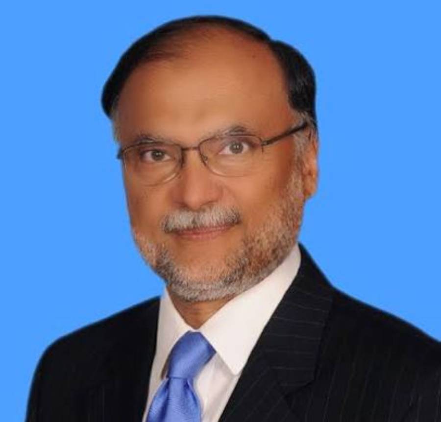 اسے بند کرو، بند کرو، وسیم بادامی کے شو کے دوران کسی نے زبردستی احسن اقبال کی ویڈیو کال بند کروا دی