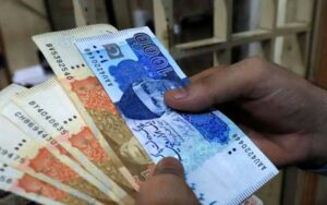 ریلوے پولیس نے مسافر کی 38 لاکھ روپے کی رقم واپس کر کے ایمانداری کی نئی مثال قائم کر دی