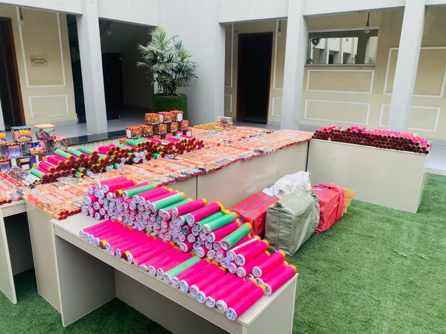 لاہور میں نیو ایئر نائٹ پر آتشبازی کے سامان کی ترسیل ناکام، بڑی کھیپ برآمد