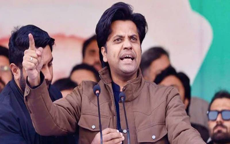 چھاج تو بولے سو بولے، چھلنی بھی بولے جس میں ہزار چھید، تربیت اور ذہنیت پر باتیں آپ کے منہ سے اچھی نہیں لگتیں، شفیع جان کا عظمیٰ بخاری کے بیان پر ردعمل