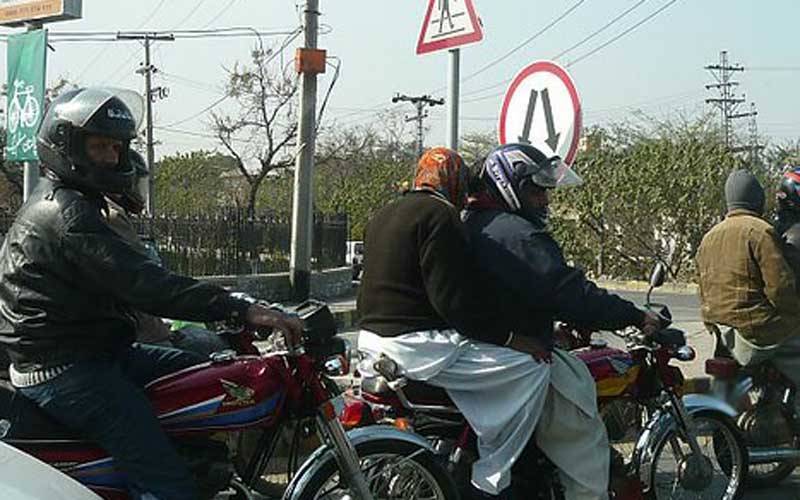 سالِ نو کے موقع پرکراچی میں موٹر سائیکل کی ڈبل سواری پر پابندی عائد،نوٹیفکیشن جاری کر دیاگیا