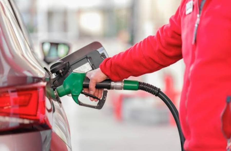 نئے سال کا بڑا تحفہ، پٹرولیم مصنوعات کی قیمتوں میں 10 روپے 28 پیسے فی لیٹر تک کمی کردی گئی