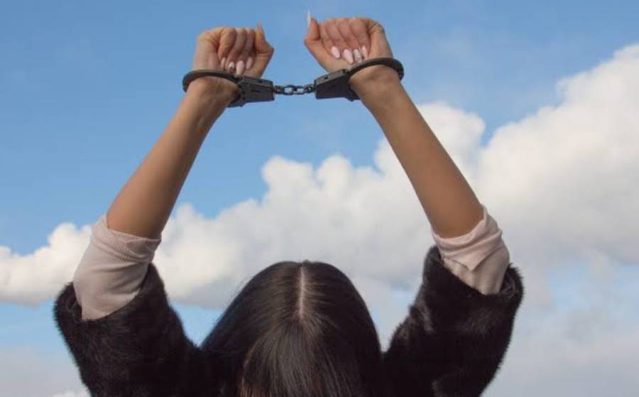 آزاد کشمیر: 3 کمسن بچوں کے قتل کے مقدمے میں پولیس نے سگی ماں اور اس کے ایک ساتھی کو گرفتار کر لیا