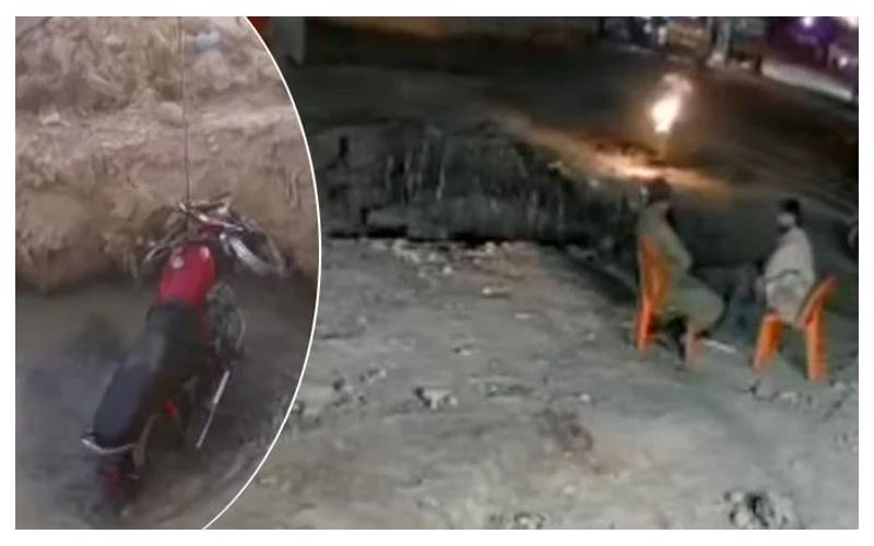 کراچی: مومن آباد میں موٹر سائیکل سوار گڑھے میں گر گیا