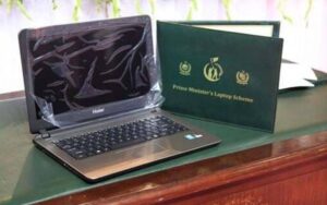 وزیراعظم کی خواہش ہے زیادہ سے زیادہ طلبا تک لیپ ٹاپس پہنچیں تاکہ وہ جدید تعلیم اور تحقیق سے ہم آہنگ ہو سکیں، اعظم نذیر تارڑ