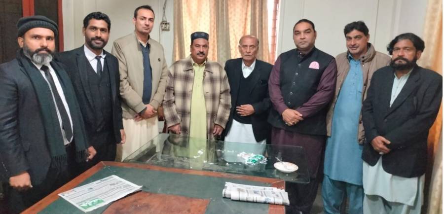 روزنامہ ’’پاکستان‘‘ کی 35 ویں سالگرہ پر دیپالپور بار روم میں کیک کاٹنے کی تقریب، وکلاء و صحافیوں کی بڑی تعداد میں شرکت