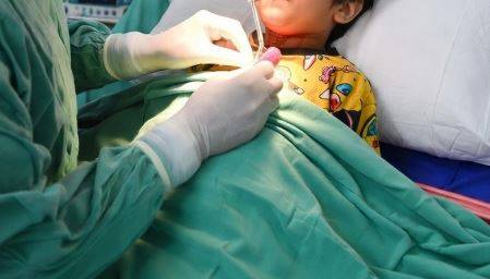 فیصل آباد میں 3 سالہ بچے کا کامیاب آپریشن، گلے میں پھنسا تالا نکال لیا گیا