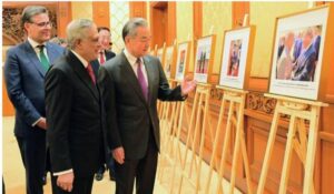 بیجنگ میں پاک، چین دوستی کے 75 برس مکمل ہونے پرخصوصی تصویری نمائش، وزیر خارجہ نے مشاہدہ کیا