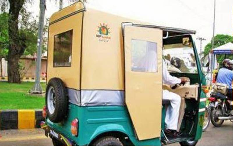 ٹریفک پولیس اہلکار پر رشوت مانگنے کا الزام، کوئٹہ میں ڈرائیور نے اپنے رکشے کو آگ لگا دی