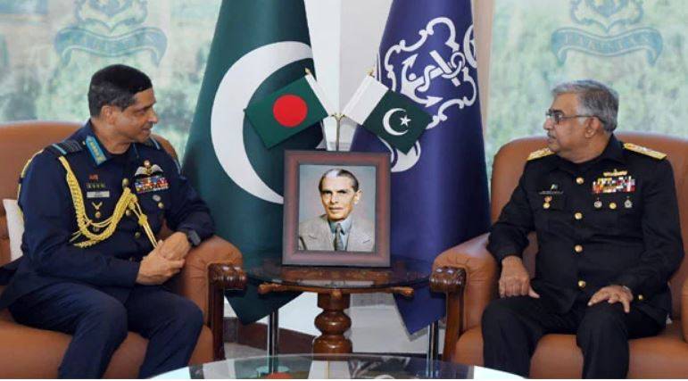 بنگلہ دیشی فضائیہ کے سربراہ حسن محمود خان کا نیول ہیڈکوارٹرز کا دورہ، نیول چیف ایڈمرل نوید اشرف سے ملاقات