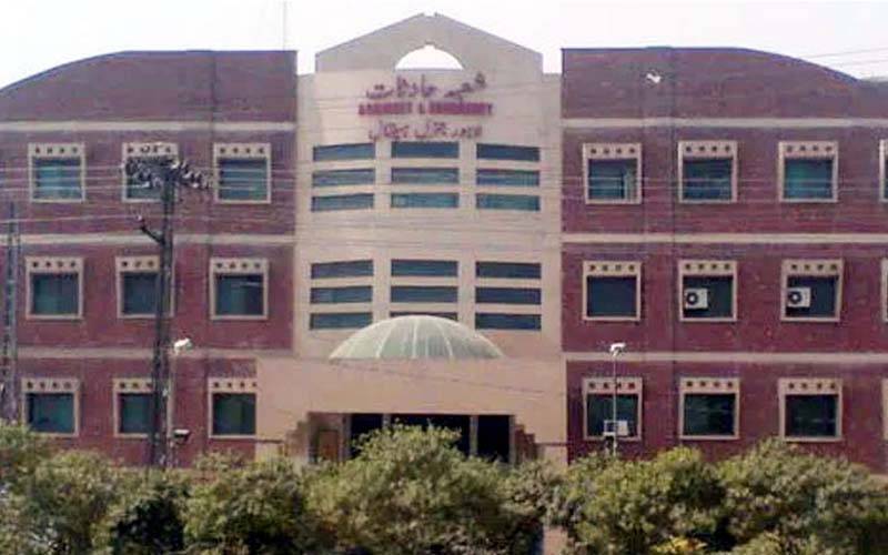 لاہور کی نجی یورنیورسٹی میں خودکشی کی کوشش کرنے والی طالبہ کا جنرل اسپتال میں علاج جاری