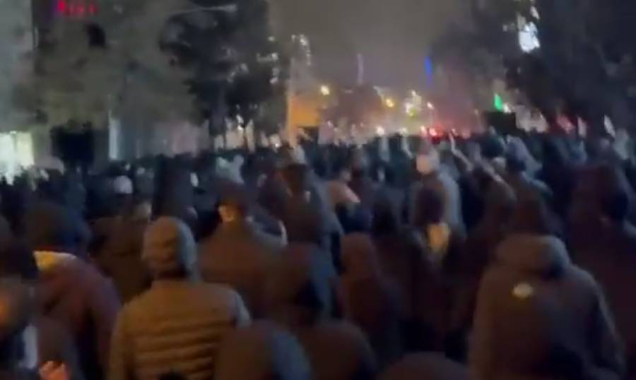 ایران میں حکومت مخالف مظاہرے مسلسل ایک اور رات بھی جاری، دائرہ 180 شہروں تک پھیل گیا