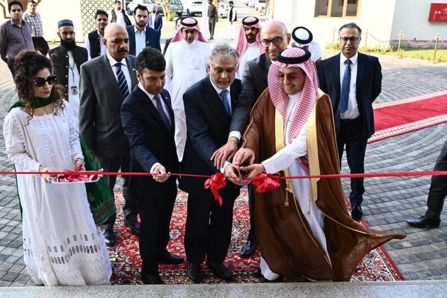اسحاق ڈار نے جدہ میں پاکستان کے قونصل خانہ کی نئی چانسلری عمارت کا افتتاح کردیا