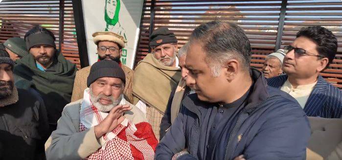 وزیر مملکت بلال اظہر کیانی کا انتخابی حلقہ میں مصروف دن، ڈی ایچ کیو ہسپتال جہلم اور الیکٹرک بس سروس کا دورہ