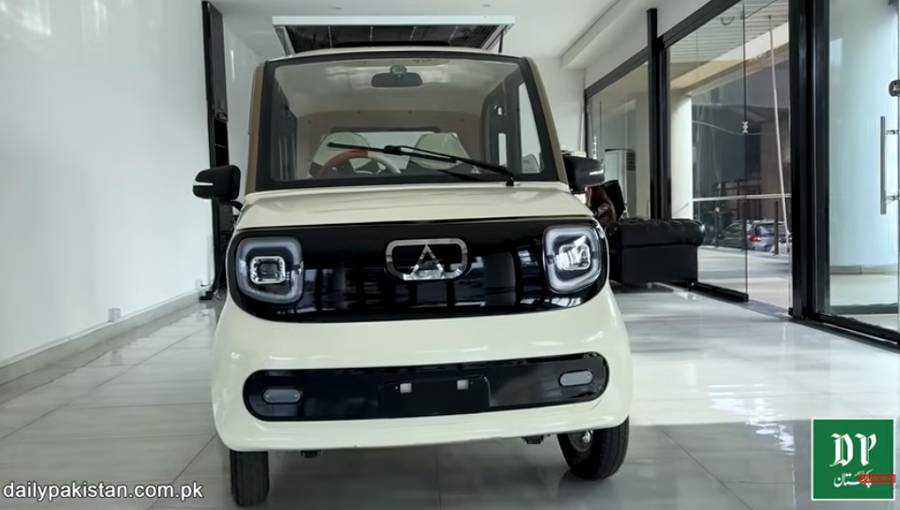 ویڈیو: پاکستان میں سولر سے چلنے والی گاڑی آ گئی، قیمت جان کر حیران رہ جائیں گے