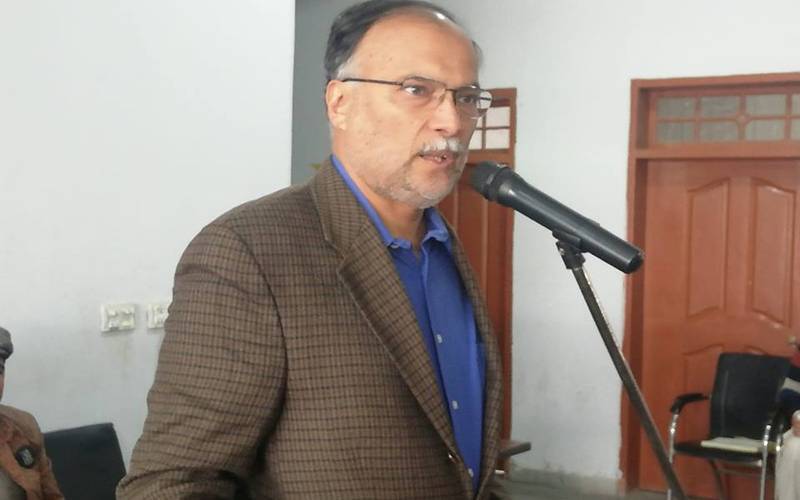 سیلاب اور شدید موسم سے ترقیاتی نقصان بڑھ رہا ہے، پاکستان موسمیاتی تبدیلی سے متاثر دنیا کے 10 بڑے ممالک میں شامل ہے، احسن اقبال