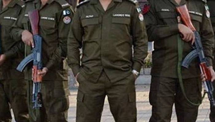 لاہور؛ کار سوار شہری کو ناکے پر روکنا پولیس اہلکاروں کو مہنگا پڑ گیا