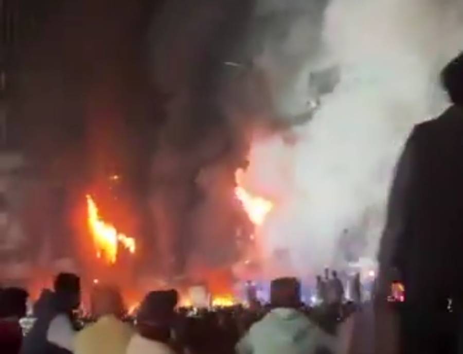 کراچی، ایم اے جناح روڈ پر شاپنگ پلازہ میں آگ لگنے، 7 افراد زخمی