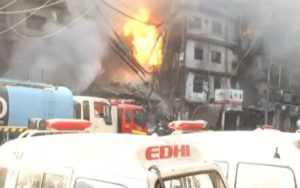 کراچی کے گل پلازہ میں آگ لگنے سے 6 افراد جاں بحق، 20 سے زائد زخمی، پلازے کا ایک حصہ گر گیا