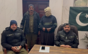 بووا بند کیتا، بند کیتی باری وے" قصور، دھند اور سردی میں بیچ راستے گانے لگا کر نہانے کی ویڈیو بنانے والا ٹک ٹاکر گرفتار