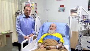 ملائیشیا کے وزیراعظم انور ابراہیم نے ہسپتال میں گلبدین حکمت یار کی عیادت کے بعد ’’ایکس‘‘ پر پیغام تصویر کیساتھ شیئر کر دیا۔