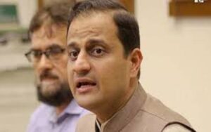 میئر کراچی 23 گھنٹے بعد آگ سے متاثر گل پلازہ اور ڈی سی آفس کا دورہ، شہریوں کا احتجاج، نعرے بازی