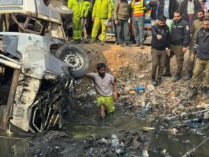 شاہدرہ میں خوفناک حادثہ، سکول کے بچوں سے بھرا رکشہ اور ویگن نالے میں جا گریں