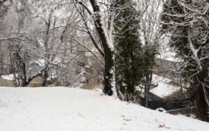 بالائی علاقوں میں شدید برفباری سے نظام زندگی مفلوج، سڑکیں بند، سیاح محصور، 2 افراد جاں بحق