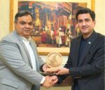 سرور شاہدہ ٹرسٹ کے زیر انتظام ہسپتال کی تعمیر پر خصوصی بریفنگ، ایڈمنسٹریٹر ڈی ایچ اے گوجرانوالہ بریگیڈیئر وقار عزیز نے ڈاکٹر شعیب سرور ہاشمی کو سووینئر دیا