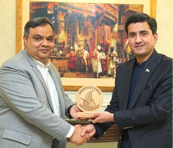 سرور شاہدہ ٹرسٹ کے زیر انتظام ہسپتال کی تعمیر پر خصوصی بریفنگ، ایڈمنسٹریٹر ڈی ایچ اے گوجرانوالہ بریگیڈیئر وقار عزیز نے ڈاکٹر شعیب سرور ہاشمی کو سووینئر دیا