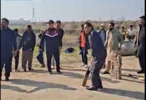 سپیکر قومی اسمبلی ایاز صادق کا اپنے انتخابی حلقے کا دورہ، نوجوانوں کے ساتھ کرکٹ بھی کھیلی