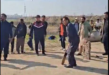 سپیکر قومی اسمبلی ایاز صادق کا اپنے انتخابی حلقے کا دورہ، نوجوانوں کے ساتھ کرکٹ بھی کھیلی