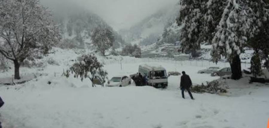 ناران، کاغان میں شدید برفباری، 2 دہائیوں کا ریکارڈ ٹوٹ گیا