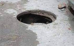 لاہور بھاٹی گیٹ کے قریب ماں بیٹی مین ہول میں گرگئیں