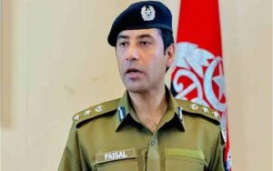 بھارتی گیٹ ماں بچی کے گٹر میں گرنے کا افسوسناک واقعہ، تشدد کی اطلاعات پر ایس ایچ او معطل، ڈی ایس پی کو شوکاز نوٹس جاری