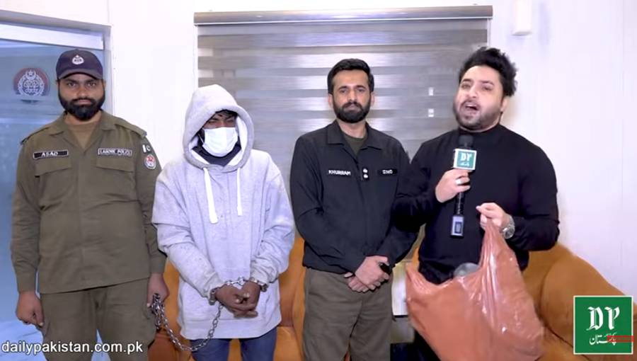 ویڈیو: یاسر شامی کے جوتے چرانے والا چور پنجاب پولیس نے 6 دن کی محنت کے بعد پکڑلیا، جوتے برآمد، ایس ایچ او خرم اس بار چھا گیا