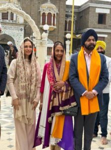 ورلڈ بینک کے صدر اجے بنگا کی فیملی کے ہمراہ تاریخی گردوارہ پنجہ صاحب حاضری، والدین کے آبائی گاؤں بھی جائیں گے