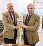 ڈاکٹر فاروق عادل نے شخصی خاکوں پر مشتمل اپنی کتاب ’’دیکھا جنہیں پلٹ کے‘‘ وزیراعظم کو پیش کی۔