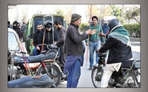 لاہور: سیفٹی راڈ نہ لگانے پر 44 موٹر سائیکل سوار گرفتار