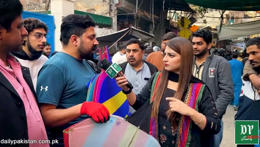 ویڈیو: ہوشیار! جعلی QR کوڈ والی پتنگیں فروخت ہونے لگیں، پولیس اسٹیشن سے چند قدم دور عوام کے ساتھ فراڈ