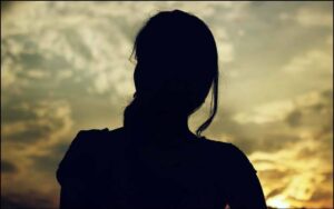 سنگاپور کی 71 سالہ خاتون کو جنگلی کبوتروں کو خوراک ڈالنے کی عادت مہنگی پڑ گئی