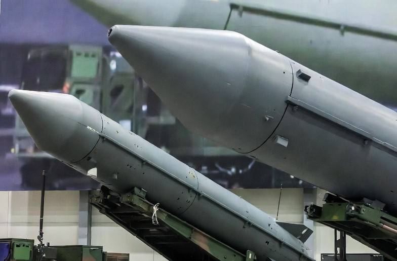 سعودی عرب میں عالمی دفاعی نمائش کے دوران پاکستان کے فتح 2 سمیت دیگر میزائل پیش