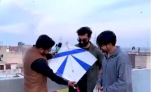 اندرون لاہور میں بسنت کیسے منائی گئی، نوجوان کا اینکر کے ساتھ بھی شغل