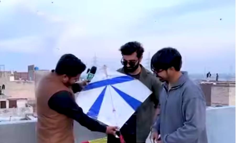 اندرون لاہور میں بسنت کیسے منائی گئی، نوجوان کا اینکر کے ساتھ بھی شغل