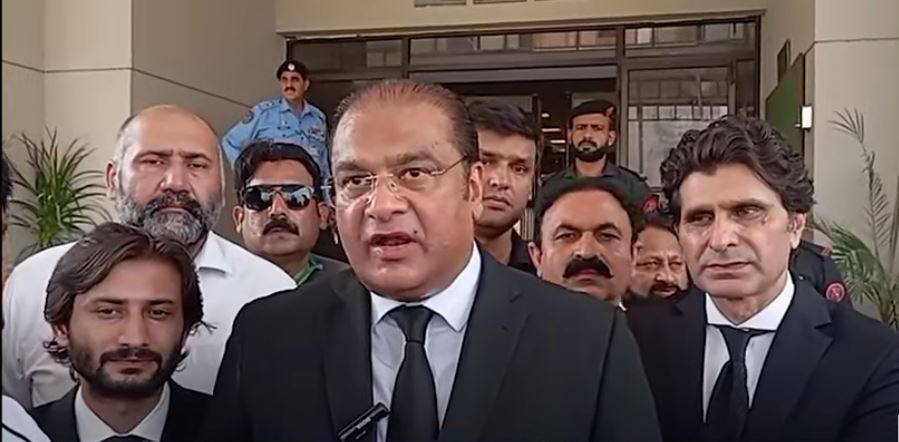 عمران خان سے اڈیالہ جیل میں 3 گھنٹے تک ملاقات کرنے والے وکیل بیرسٹر سلمان صفدر میڈیا سے گفتگو کیے بغیر چلے گئے