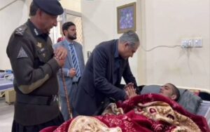 محسن نقوی کا فیڈرل کانسٹیبلری ہیڈ کوارٹر پشاور کا دورہ، زخمی سپاہیوں کی عیادت