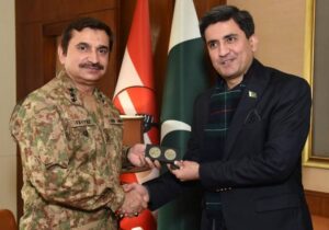 سرور شاہدہ ٹرسٹ کی پذیرائی ، لیفٹیننٹ جنرل سید فیاض حسین شاہ نے ڈاکٹر شعیب سرور ہاشمی کو یادگاری شیلڈ پیش کی