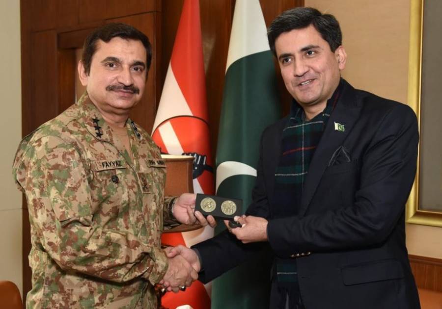 سرور شاہدہ ٹرسٹ کی پذیرائی ، لیفٹیننٹ جنرل سید فیاض حسین شاہ نے ڈاکٹر شعیب سرور ہاشمی کو یادگاری شیلڈ پیش کی